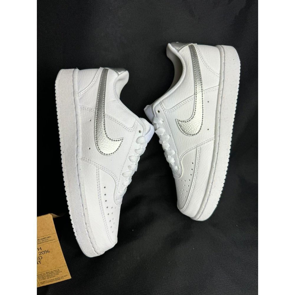 D49- SIZE 8 WOMEN'S NIKE COURT VISION LO NN WHITE / METALLIC SILVER DH3158 108